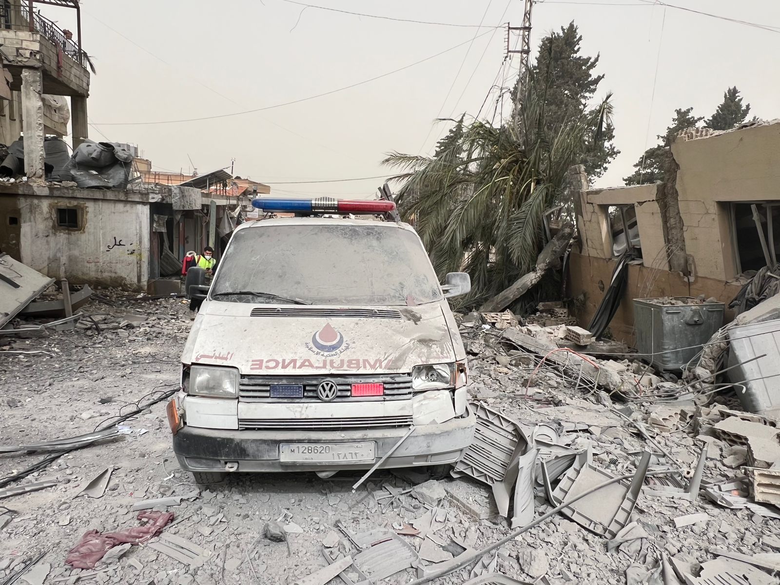 20260403_111143 استهداف طواقم الإسعاف في صريفا… تضرر آليتين خلال تجدد الغارات